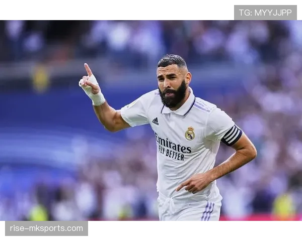 本泽马巅峰期为何来得晚：中锋的自我革命解析